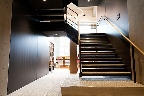 職員室と図書室を結ぶ階段