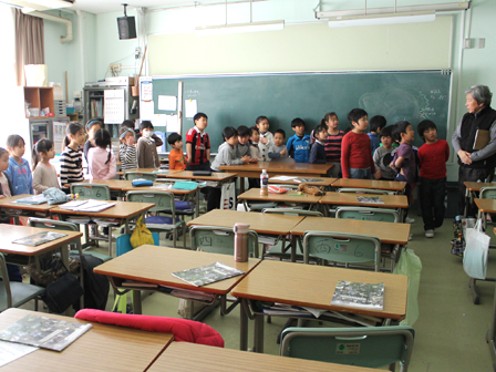 ６年生の教室は机も椅子も大きい！