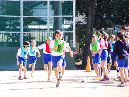 当日は快晴！校内ではボール運びやドッチボールと様々な競技が行われました。 リレーでは、保護者の方も参加してともに汗を流しました。