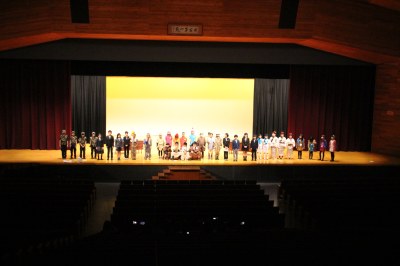広い記念講堂で劇の会の練習