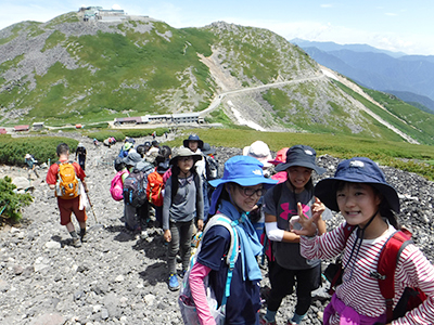 剣ヶ峰の頂上を目指して山登りする女の子たち