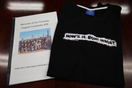 Tシャツとともに旅の報告をまとめた手作りの冊子も贈られました