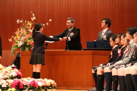 渡辺校長から一人ひとり卒業証書を受け取りました