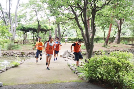 6年橘組は学園内で「逃走中」をしました。成城池からハンターが出発！