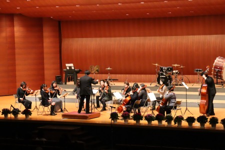 高等学校クライネス・コンツェルトは、バイオリンやチェロなど、弦楽器の繊細な音色で観客を魅了しました
