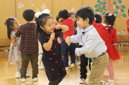 「赤鼻のトナカイ」で踊る年少さん