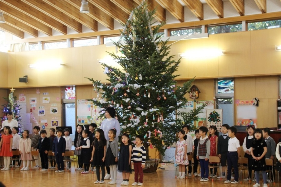 ホールには大きなクリスマスツリー。子どもたちの手作りのオーナメントで彩られました