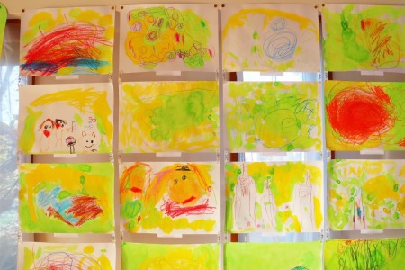 年少組が初めて絵の具を使用して製作した作品「絵の具を仕上げに使ったクレヨン画」