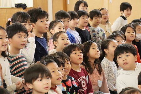「大きなかぶ」成城幼稚園バージョンを観劇する子どもたち