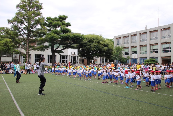 幼稚園の子どもたちは運動会を中庭でしたこともありました