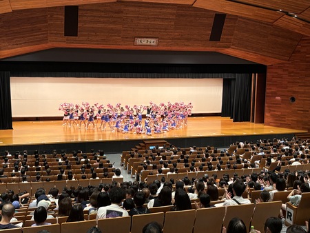 オープニングではバトン部の演技を披露