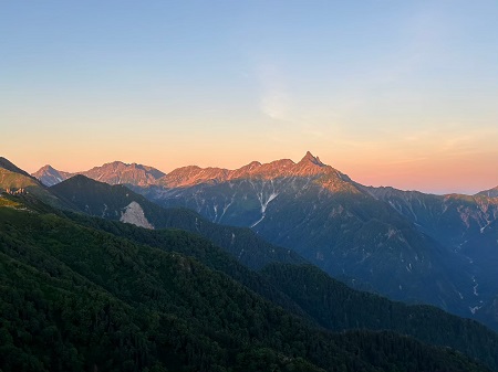 燕岳より槍ケ岳を望む