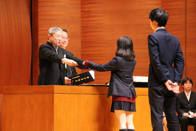 石井校長から「おめでとう」と卒業証書を授与される