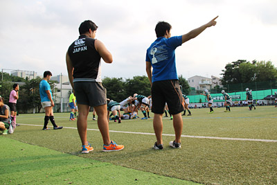 大学生も応援に。気になるプレーには思わず声が飛ぶ