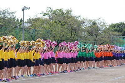 ２年女子の集団演技が華を添えます