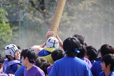 迫力の男子全員競技「旗取り合戦」