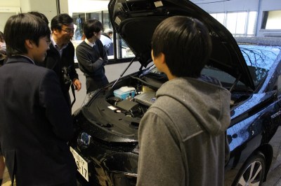 水素で走る自動車も見学