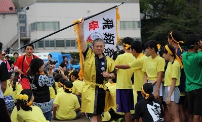 オープニングで優勝旗を手に登場した石井校長