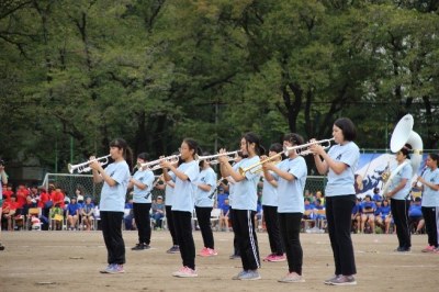 午前の部の最後には吹奏楽部とバトン部の演奏と演技がありました