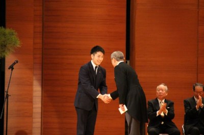 卒業生代表の答辞が終わり石井校長と握手