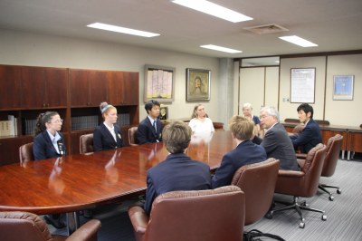 学園長室で油井学園長と懇談