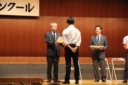 石井校長から賞状の授与