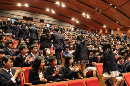 在校生と保護者に見守られながら卒業生退場