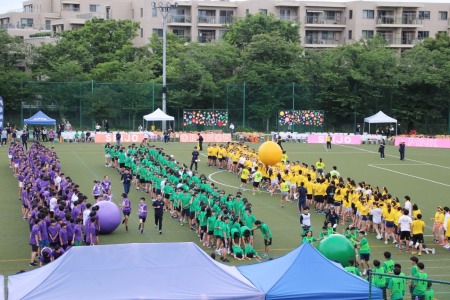 全員参加の大玉送りで競技がスタート！