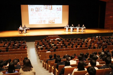 澤柳記念講堂を会場に、中学2、3年生約480名が卒業生の方々のお話に耳を傾けました。
