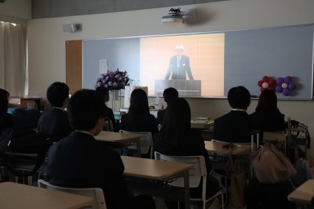 生徒たちは教室で静かに石井校長の言葉に耳を傾けていました