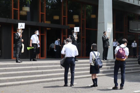 澤柳記念講堂の前では、前後左右間隔をあけて整列して待機