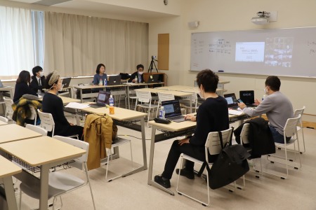 別教室でガイダンスを進行。各教室への映像・音声接続作業を卒業生の方々がサポートしてくださいました