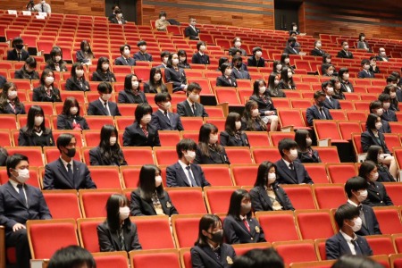 出席したのは卒業生と教職員のみ、 座席も間隔を空けて着席しました
