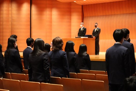 卒業生一人ひとりの名前が担任から読み上げられ、クラス代表の2名が中村校長から卒業証書を受け取りました