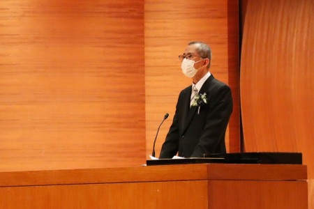 中村校長の式辞では「虚栄心」を取り上げて、「他人より上に立つことだけを考えず、孤独に平然と立ち向かえる大人になってほしい」と語られました