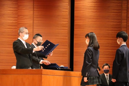 クラス代表の2名が中村校長から卒業証書を受け取りました