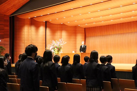 新入生氏名報告で、担任の教員から一人一人名前を呼ばれ、元気に返事をする新入生たち