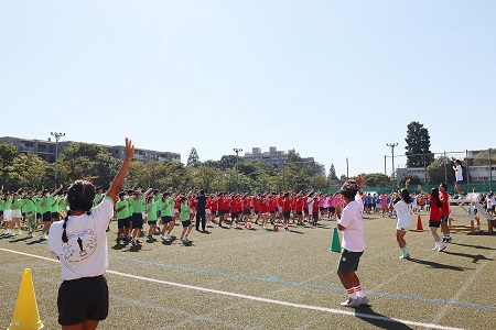 飛翔祭恒例の島ダンスでウォーミングアップ。島ダンスが初めて披露されてから今年がなんと20年目だそうです