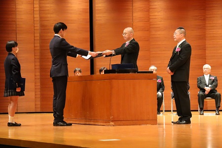 各クラス代表の生徒が中村校長から証書を受け取りました