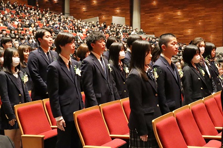 卒業証書授与。担任が一人一人の名前を呼び、生徒は起立します