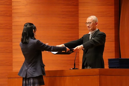 中村校長から「おめでとう」の言葉とともに、一人一人卒業証書を受け取りました