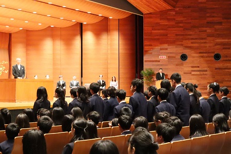 新入生氏名報告　担任の教員から一人一人名前を呼ばれ、返事をする新入生たち