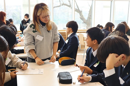 Crossword Gameでは学生にヒントをもらいながらグループで協力して回答を導き出しました