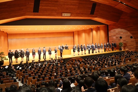 高校3年間の精皆勤賞や各種表彰も行われました