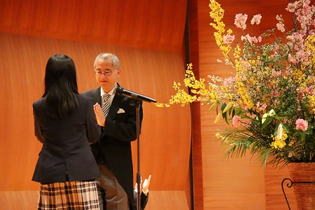 答辞を受け取る中村校長