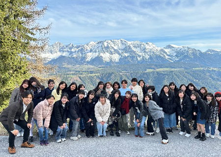 ペンションよりダッヒシュタイン山塊を背景に