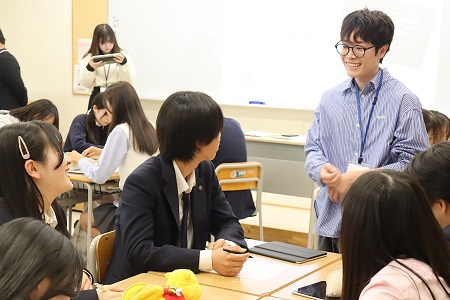大学生らが各チームをまわって議論をサポート