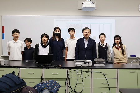 参加した生徒と坂入氏（右から3人目）
