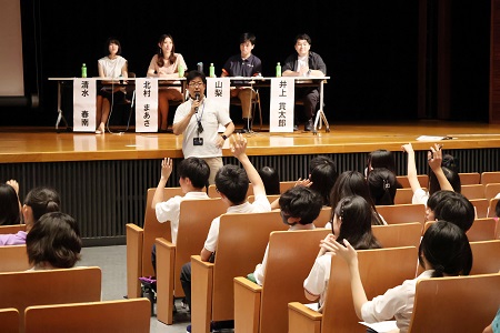 小西先生の進行のもと、事前アンケートの結果が紹介され、会場でも挙手によるアンケートが行われました