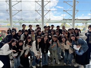 4日間お世話になったガイドの山崎さんとカターニャ空港にて